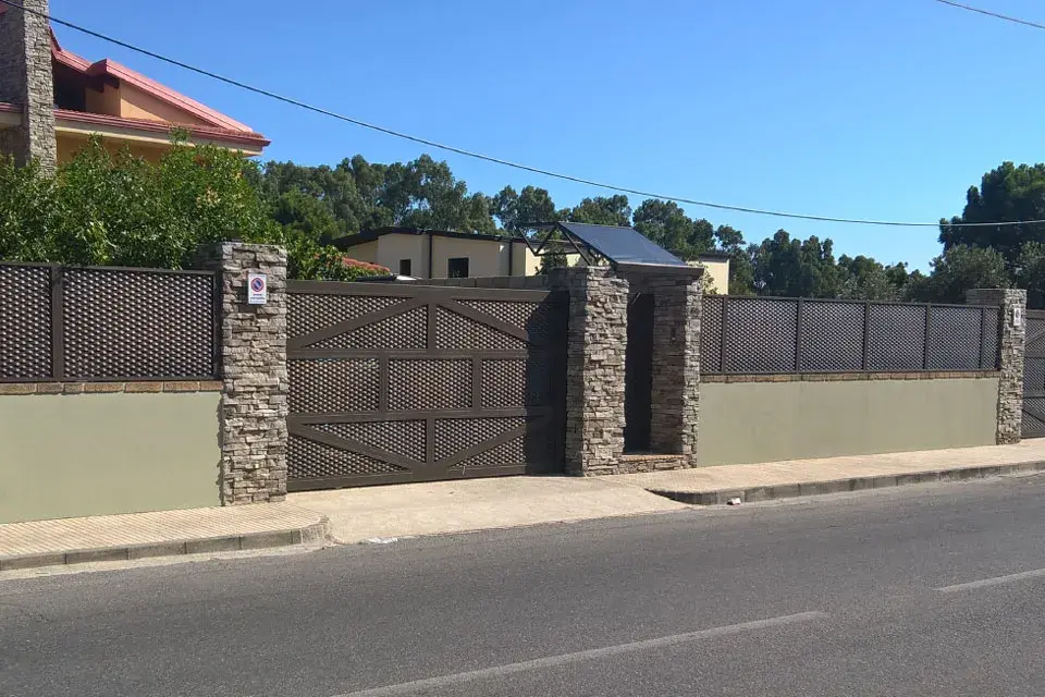 Cancello e recinzione in lamiera stirata